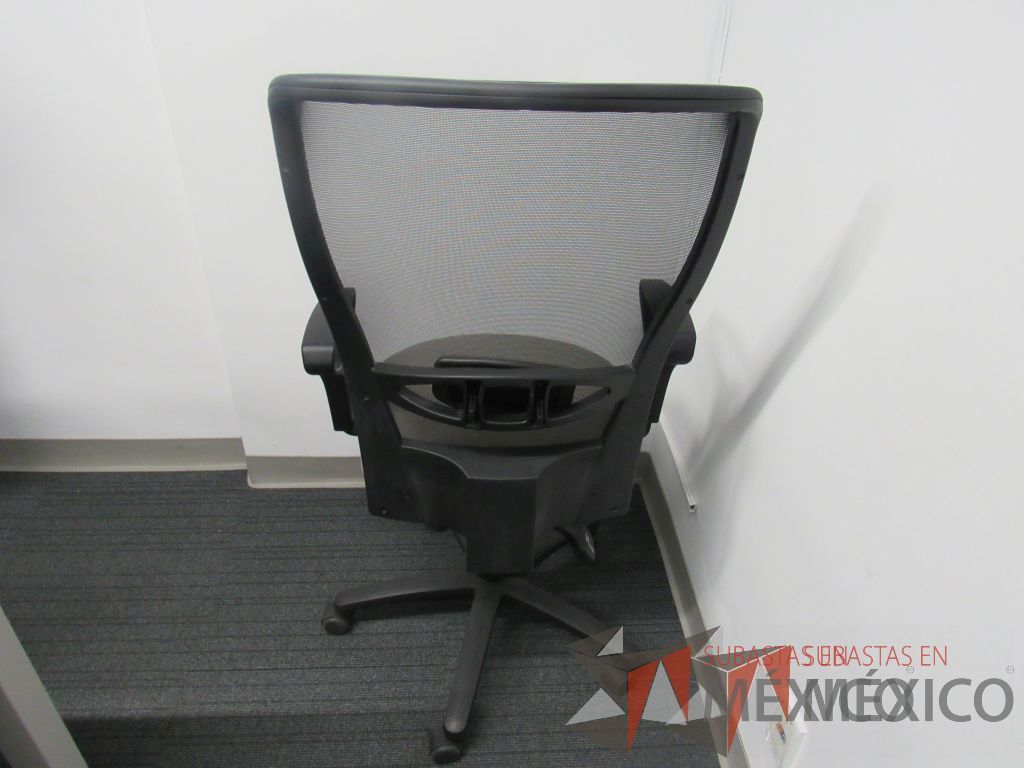 Lote 415 - Silla ejecutiva con respaldo en malla, asiento de tela color gris, descansabrazos y ruedas - Imagen 3