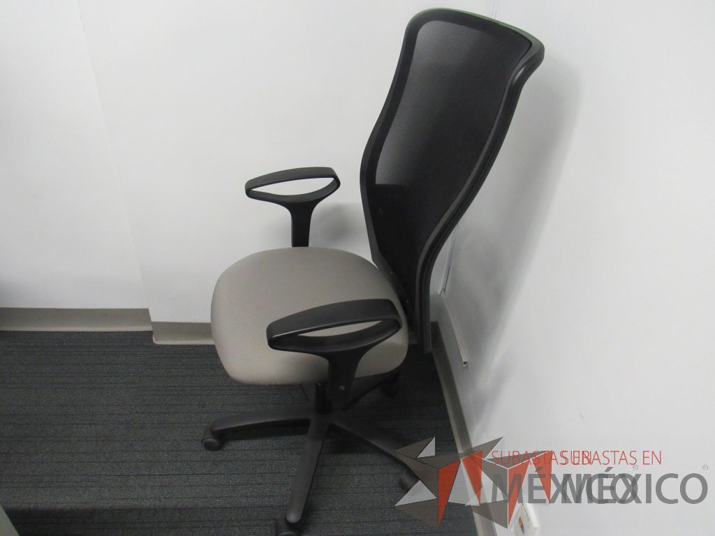 Lote 415 - Silla ejecutiva con respaldo en malla, asiento de tela color gris, descansabrazos y ruedas - Imagen 2