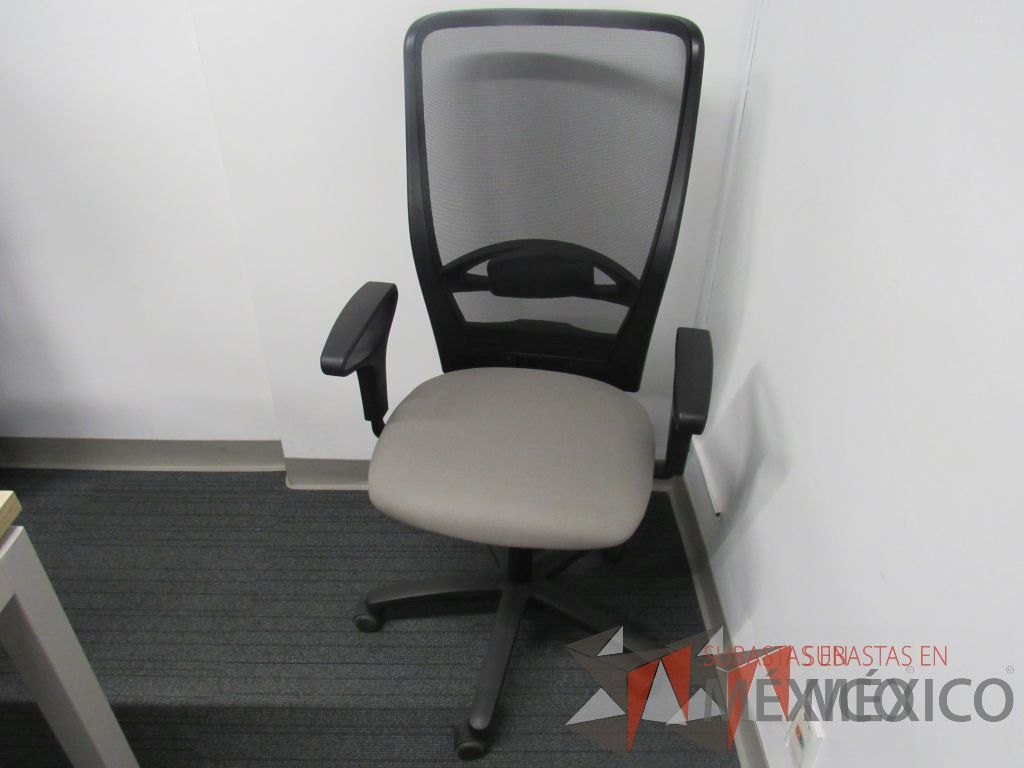 Lote 415 - Silla ejecutiva con respaldo en malla, asiento de tela color gris, descansabrazos y ruedas - Imagen 6
