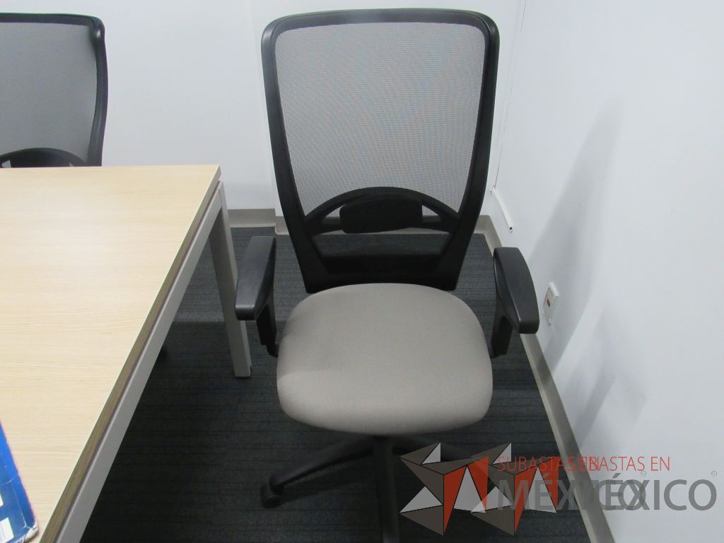 Lote 415 - Silla ejecutiva con respaldo en malla, asiento de tela color gris, descansabrazos y ruedas - Imagen 5