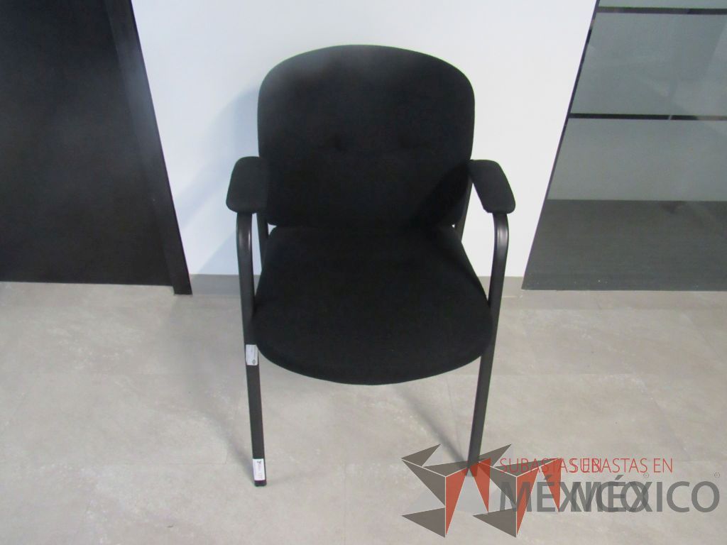 Lote 419 - 11 Sillas fijas, asiento y respaldo en color negro