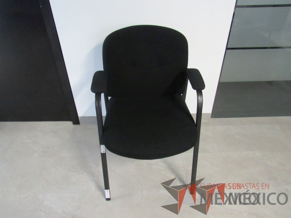 Lote 419 - 11 Sillas fijas, asiento y respaldo en color negro - Imagen 3