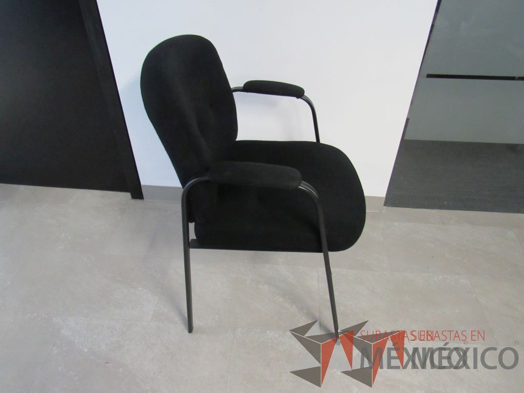 Lote 419 - 11 Sillas fijas, asiento y respaldo en color negro - Imagen 4