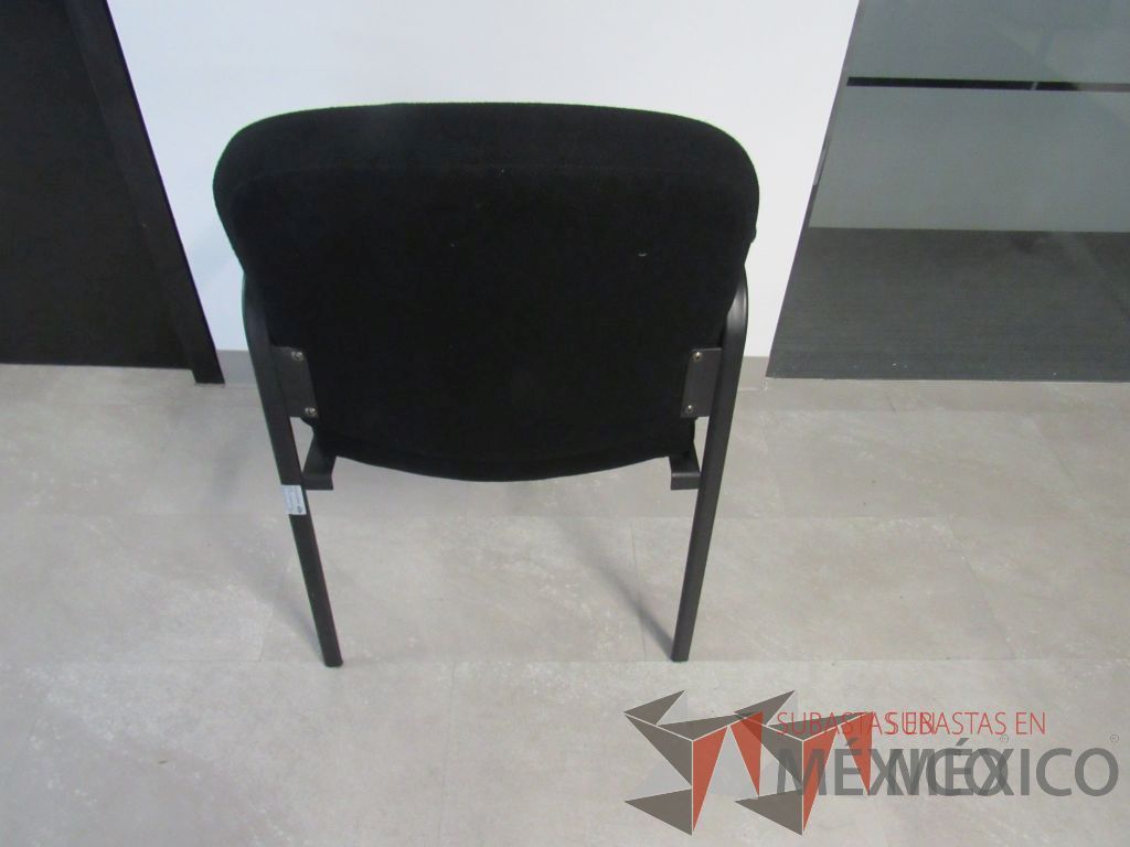 Lote 419 - 11 Sillas fijas, asiento y respaldo en color negro - Imagen 5