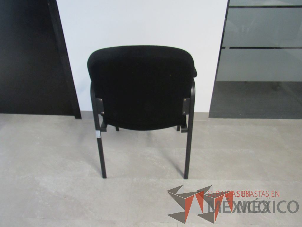 Lote 419 - 11 Sillas fijas, asiento y respaldo en color negro - Imagen 6
