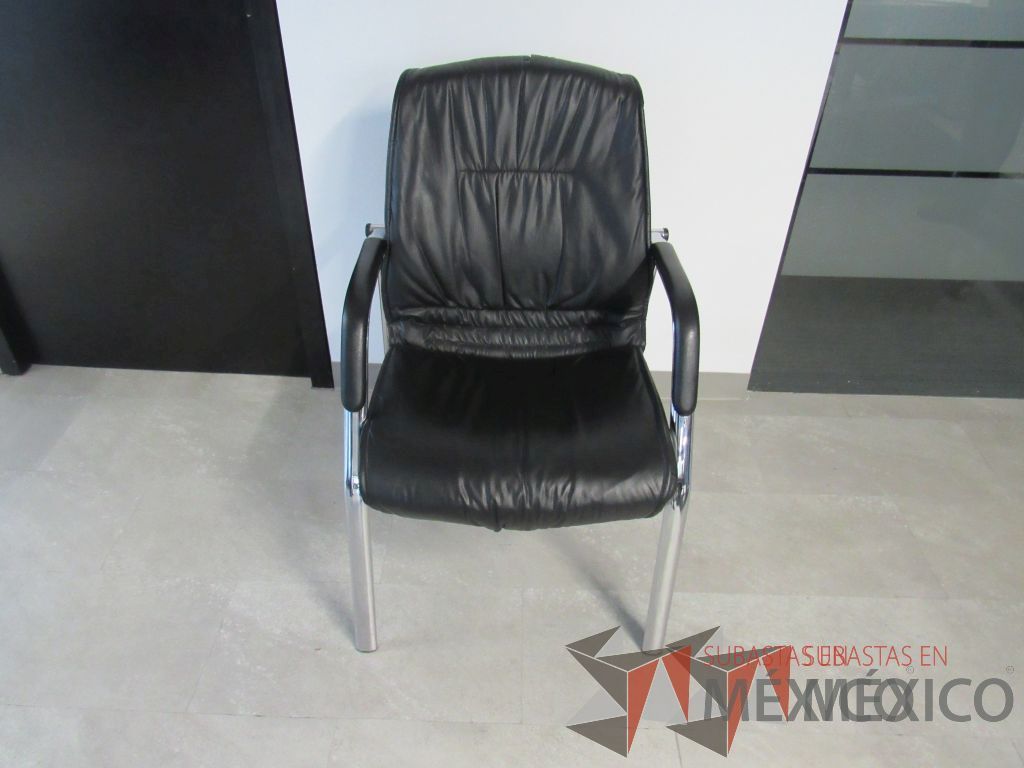 Lote 420 - 13 Sillas tipo piel fija, con descansabrazos, patas metálicas