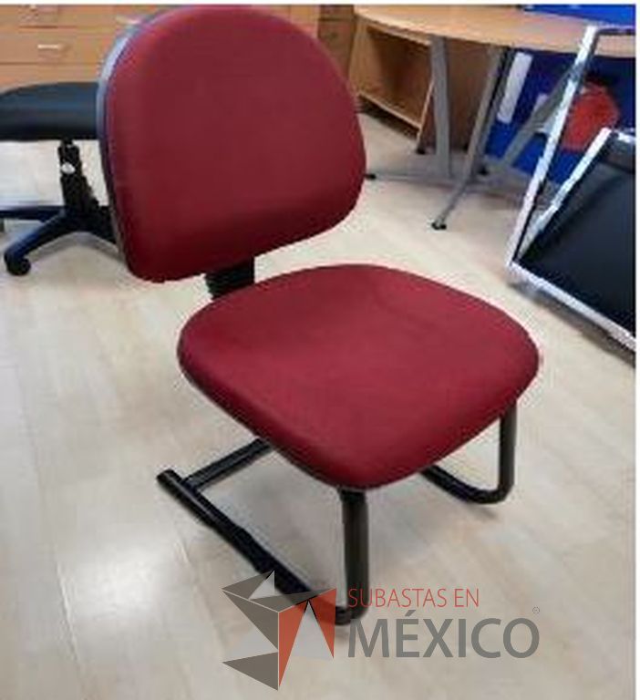Lote 037 - Silla tipo trineo en tela color vino