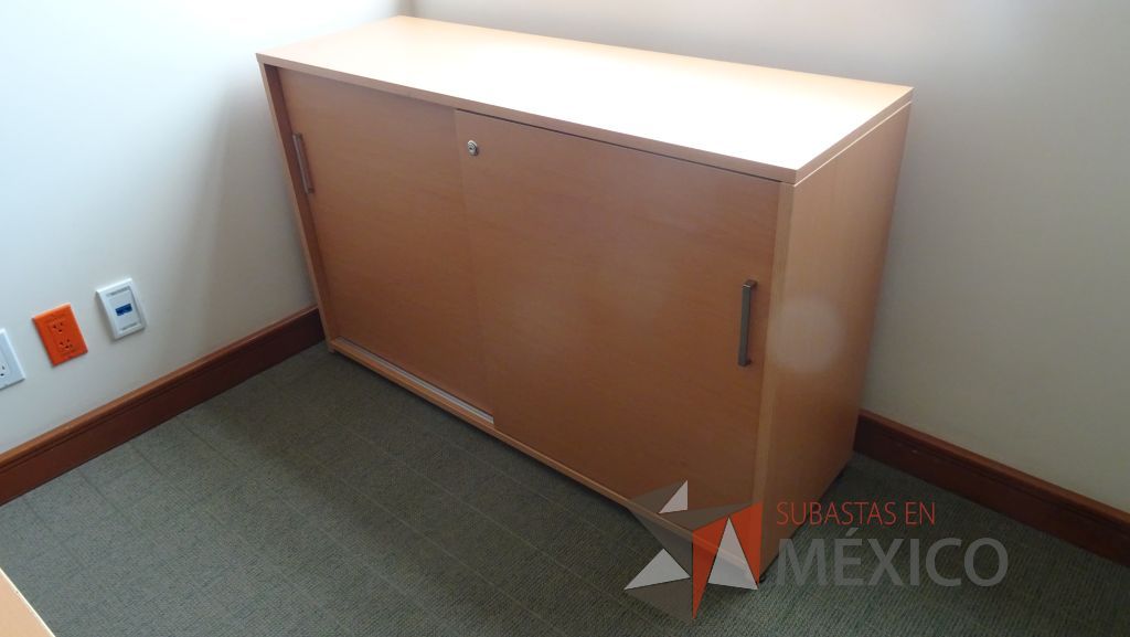 Lote 116 - Credenza con 2 puertas corredizas