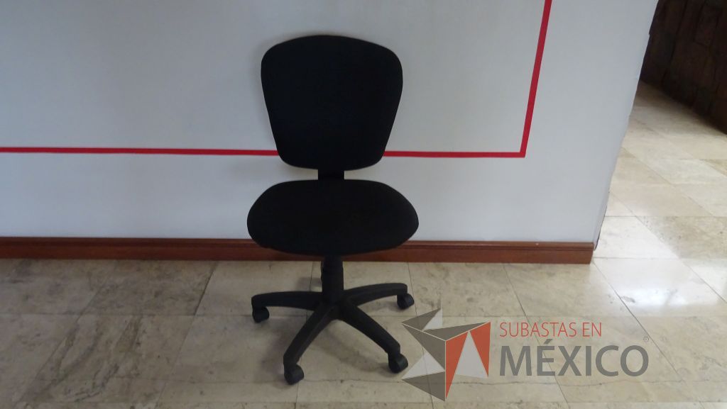 Lote 033 - 4 Sillas secretariales en tela color negro con ruedas