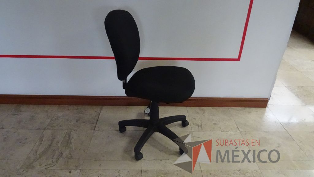 Lote 033 - 4 Sillas secretariales en tela color negro con ruedas - Imagen 2
