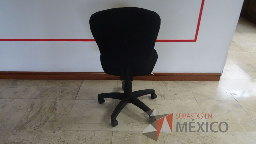 Lote 033 - 4 Sillas secretariales en tela color negro con ruedas - Imagen 3