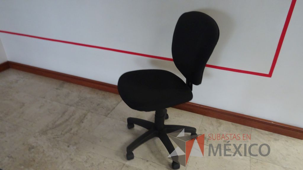 Lote 033 - 4 Sillas secretariales en tela color negro con ruedas - Imagen 4