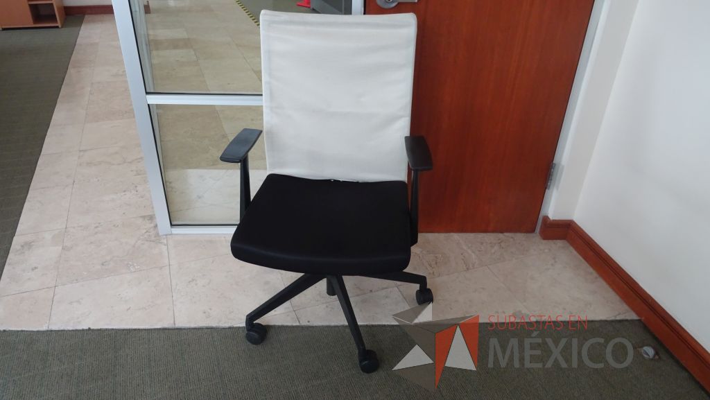 Lote 034 - Silla ejecutiva con respaldo tipo mesh, 2 escritorios en escuadra, credenza, bote de basura y pizarrón blanco - Imagen 2