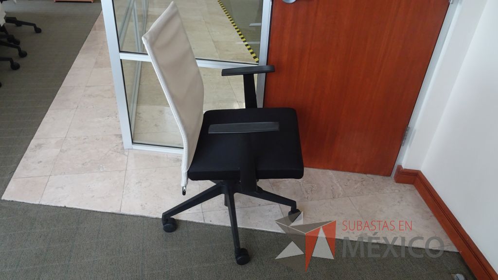 Lote 034 - Silla ejecutiva con respaldo tipo mesh, 2 escritorios en escuadra, credenza, bote de basura y pizarrón blanco - Imagen 17