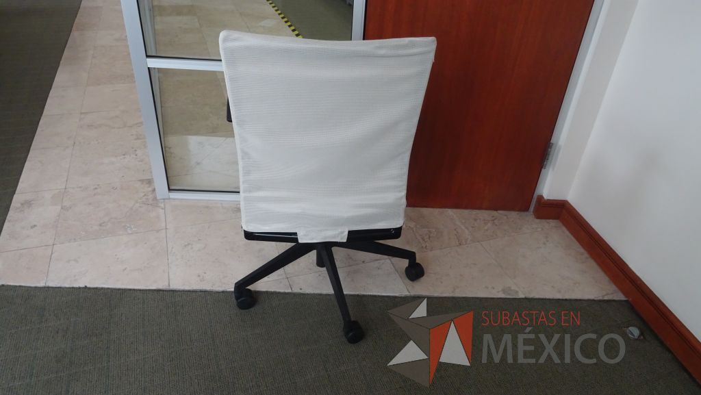 Lote 034 - Silla ejecutiva con respaldo tipo mesh, 2 escritorios en escuadra, credenza, bote de basura y pizarrón blanco - Imagen 3