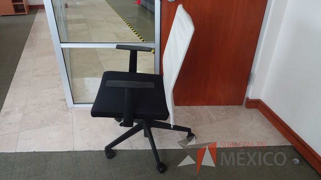 Lote 034 - Silla ejecutiva con respaldo tipo mesh, 2 escritorios en escuadra, credenza, bote de basura y pizarrón blanco - Imagen 4