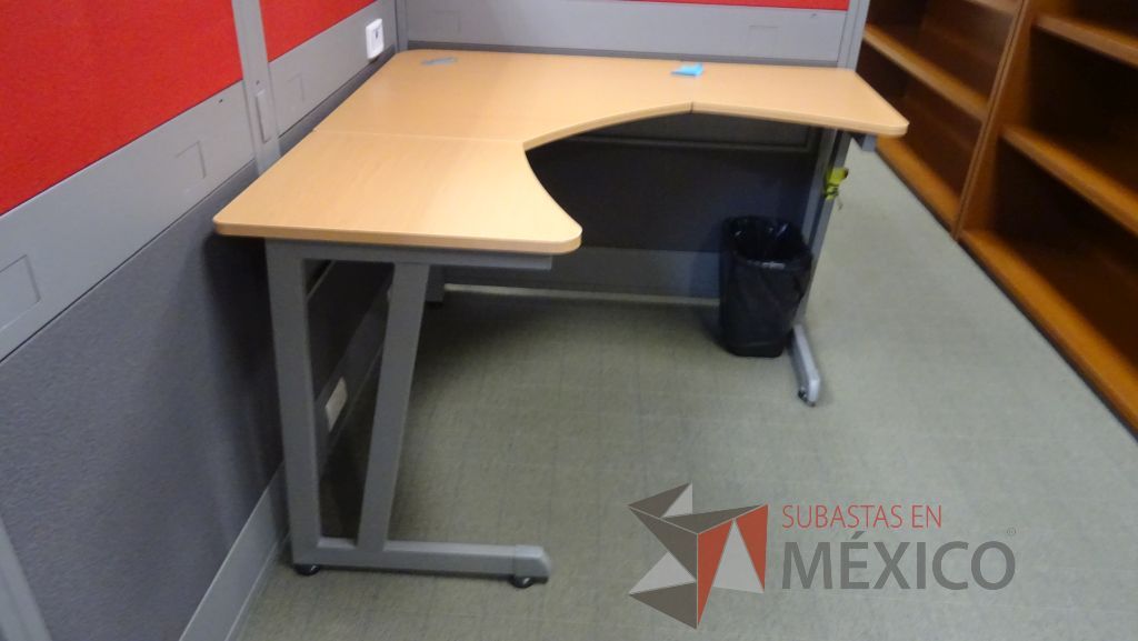 Lote 088 - 2 Sillas ejecutivas con respaldo tipo mesh, 2 Escritorios en escuadra, credenza con 2 puertas corredizas y bote de basura - Imagen 13