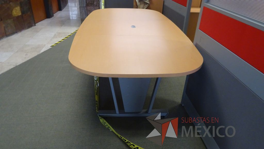 Lote 039 - Mesa de sala de juntas de tres secciones para 8 personas