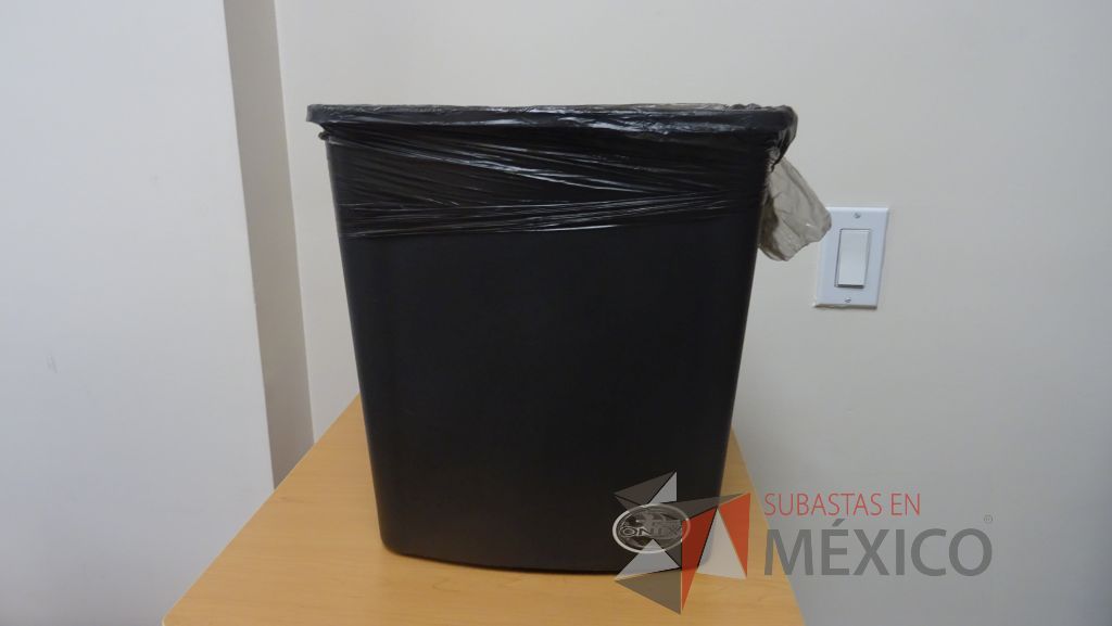 Lote 088 - 2 Sillas ejecutivas con respaldo tipo mesh, 2 Escritorios en escuadra, credenza con 2 puertas corredizas y bote de basura - Imagen 7