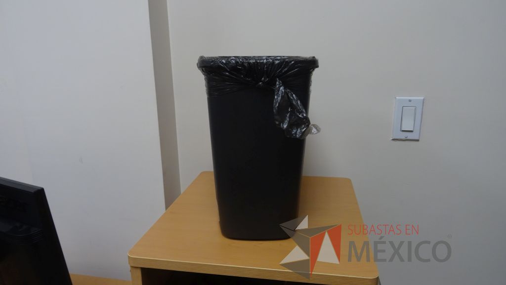 Lote 034 - Silla ejecutiva con respaldo tipo mesh, 2 escritorios en escuadra, credenza, bote de basura y pizarrón blanco - Imagen 11