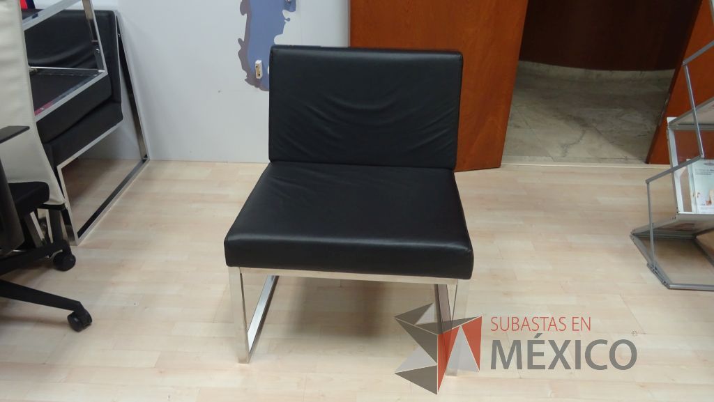 Lote 096 - 2 Sillones individuales para recepción color negro con estructura cromada
