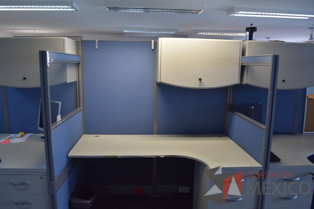 Lote 037 - Estación de trabajo para 8 personas, gabinetes, archiveros y pizarrones - Imagen 9
