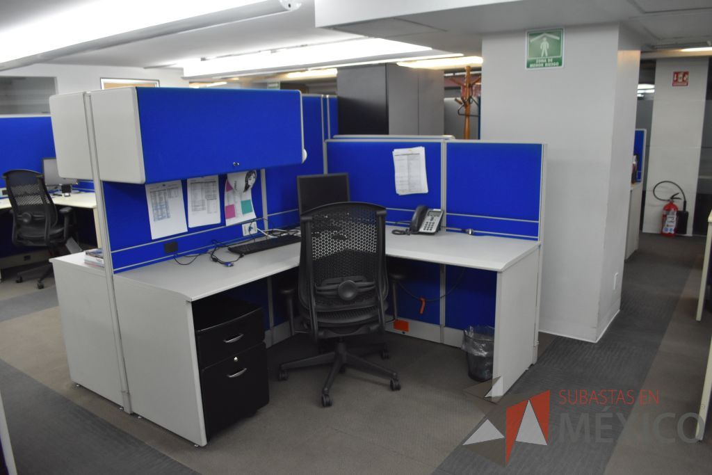 Lote 015 - Estación de trabajo para 5 personas, gabinetes, archiveros y pizarrones - Imagen 2