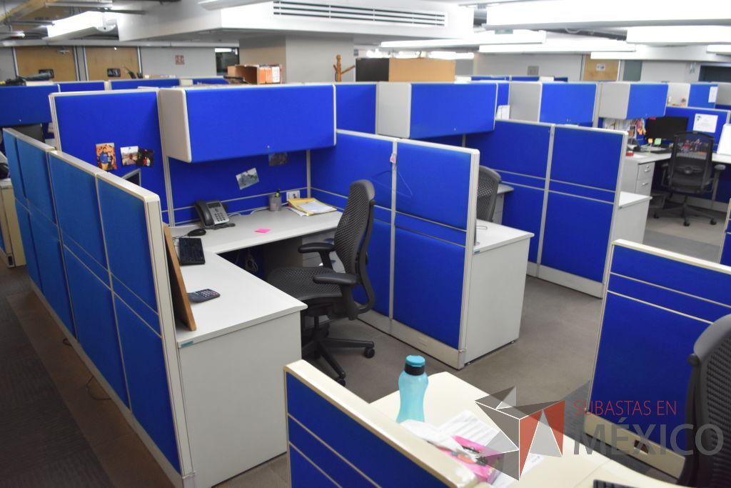 Lote 015 - Estación de trabajo para 5 personas, gabinetes, archiveros y pizarrones - Imagen 4