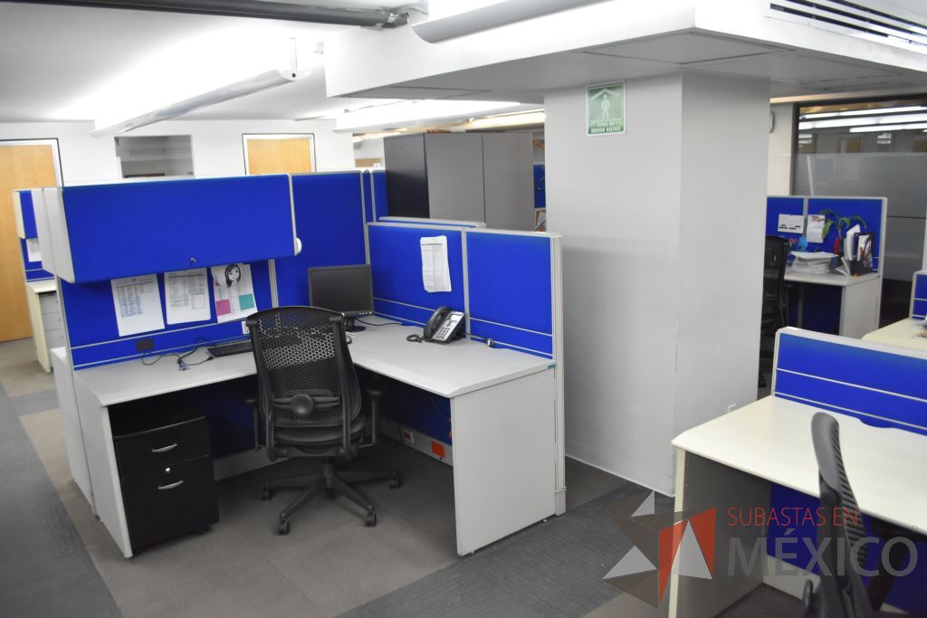 Lote 015 - Estación de trabajo para 5 personas, gabinetes, archiveros y pizarrones - Imagen 6