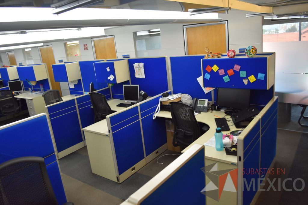 Lote 016 - 2 Estaciones de trabajo para 3 personas, gabinetes, archiveros
