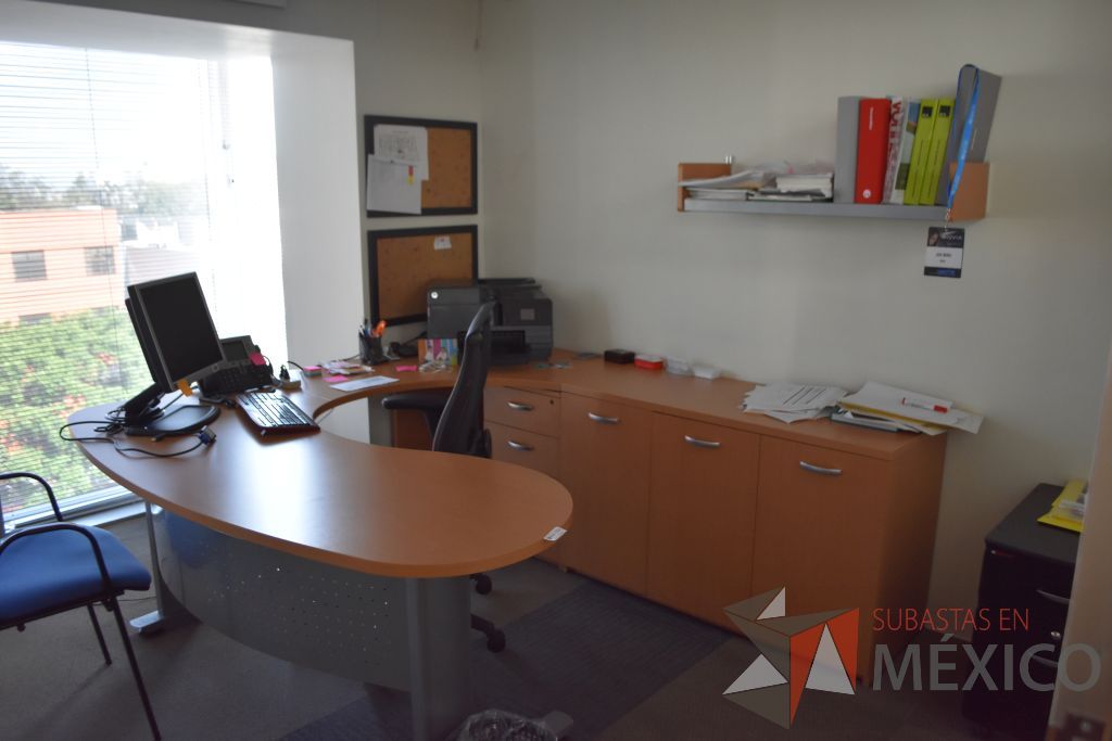 Lote 007 - Oficina Ejecutiva con Escritorio, Pizarrón y Archivero - Imagen 3