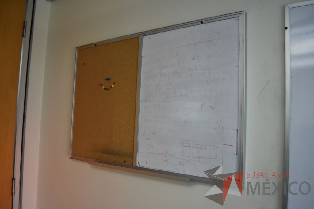 Lote 011 - Estación de Trabajo para 6 Personas, Gavetas, Archiveros, Pizarrón Blanco y Pizarrón de Corcho - Imagen 2