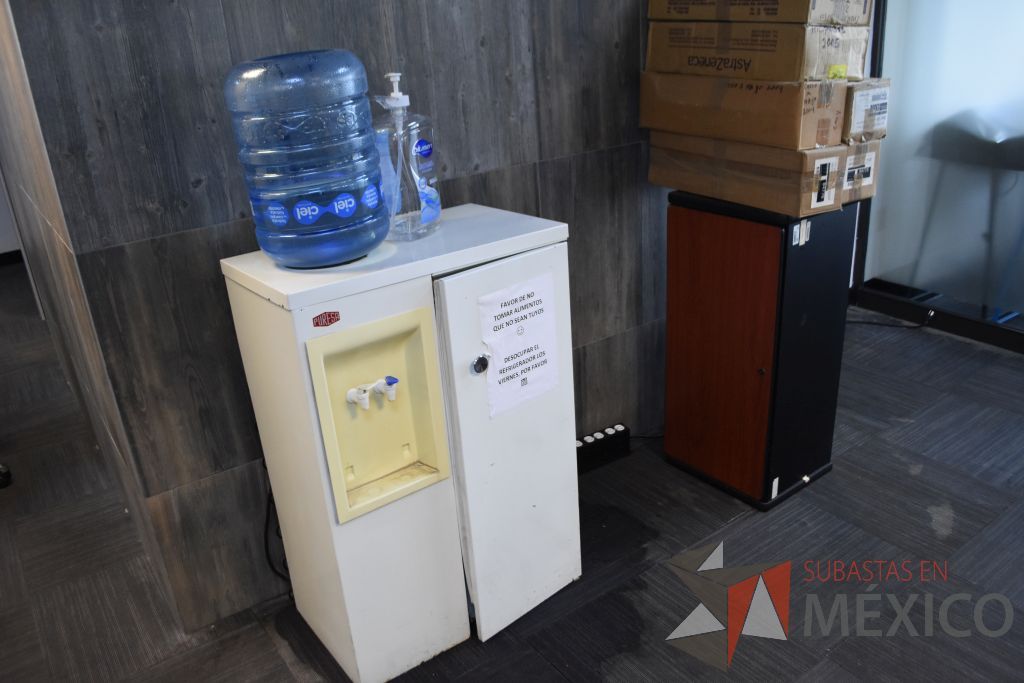 Lote 015 - Despachador de agua, 2 Porta garrafón y gaveta - Imagen 8
