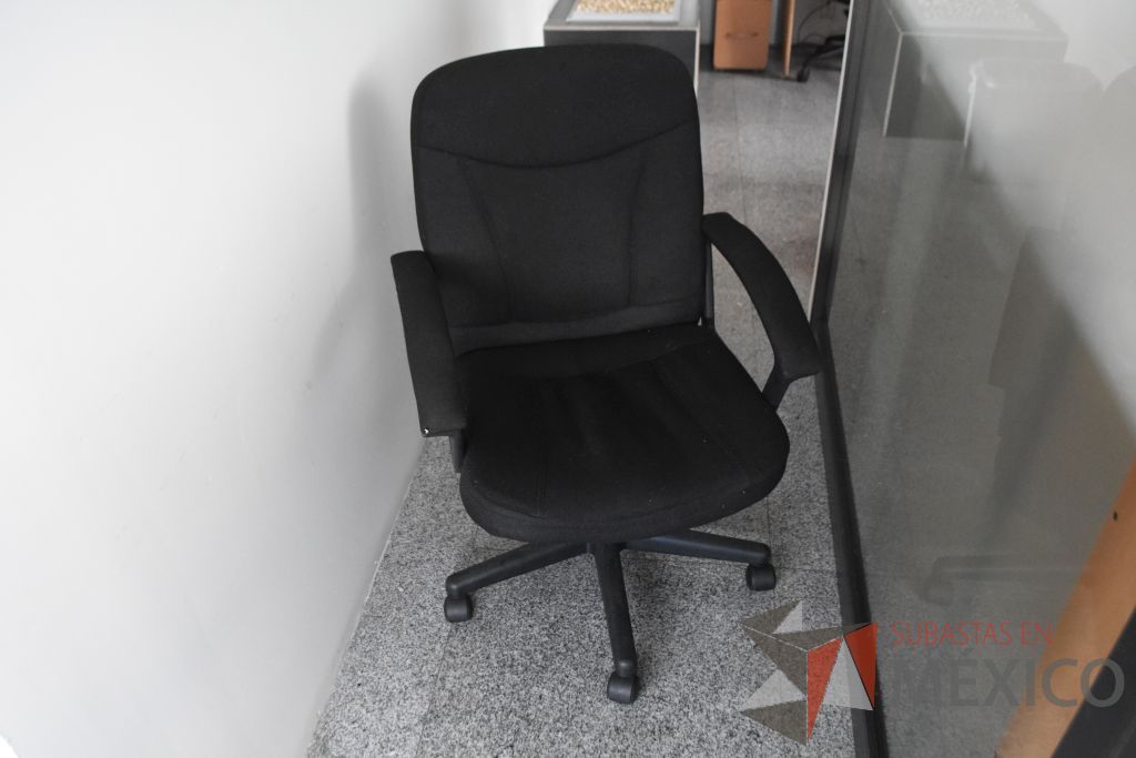 Lote 044 - Silla operativa con descansa brazos fijos, 5 sillas de visita apilable de cuatro patas y 3 sillas altas - Imagen 2