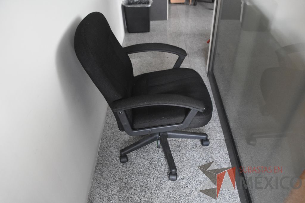 Lote 044 - Silla operativa con descansa brazos fijos, 5 sillas de visita apilable de cuatro patas y 3 sillas altas - Imagen 5