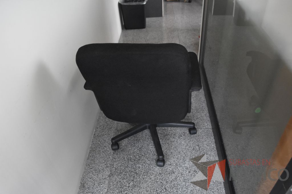 Lote 044 - Silla operativa con descansa brazos fijos, 5 sillas de visita apilable de cuatro patas y 3 sillas altas - Imagen 15