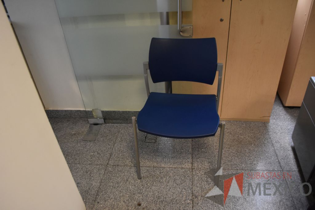 Lote 044 - Silla operativa con descansa brazos fijos, 5 sillas de visita apilable de cuatro patas y 3 sillas altas
