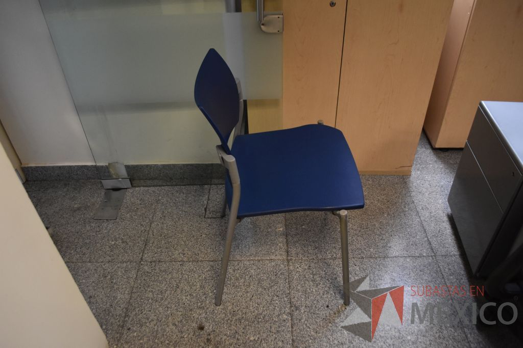 Lote 044 - Silla operativa con descansa brazos fijos, 5 sillas de visita apilable de cuatro patas y 3 sillas altas - Imagen 11