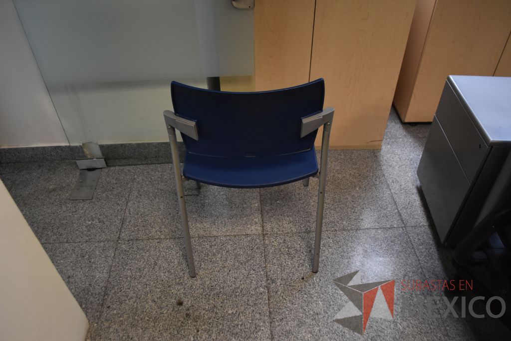 Lote 044 - Silla operativa con descansa brazos fijos, 5 sillas de visita apilable de cuatro patas y 3 sillas altas - Imagen 3