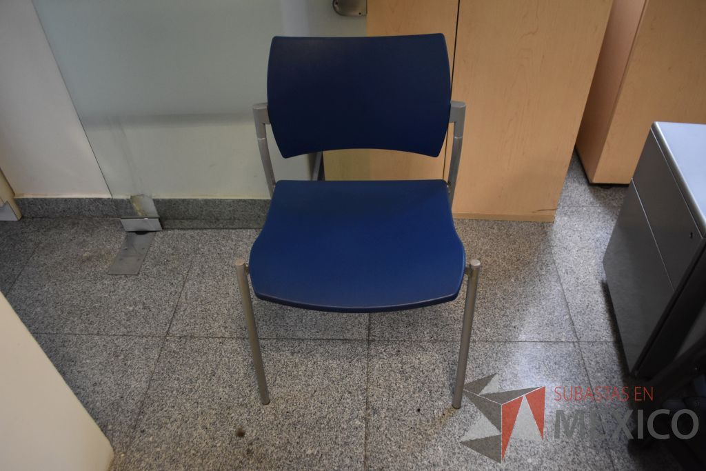 Lote 044 - Silla operativa con descansa brazos fijos, 5 sillas de visita apilable de cuatro patas y 3 sillas altas - Imagen 4