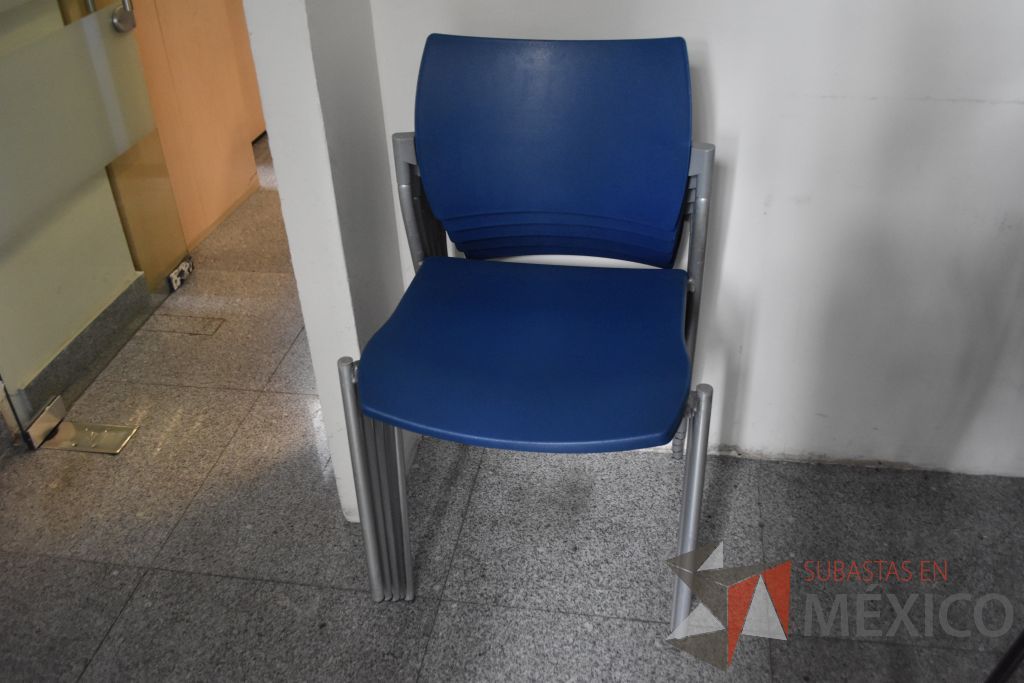 Lote 044 - Silla operativa con descansa brazos fijos, 5 sillas de visita apilable de cuatro patas y 3 sillas altas - Imagen 12
