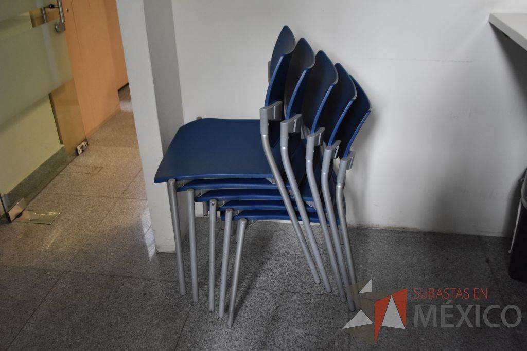 Lote 044 - Silla operativa con descansa brazos fijos, 5 sillas de visita apilable de cuatro patas y 3 sillas altas - Imagen 13