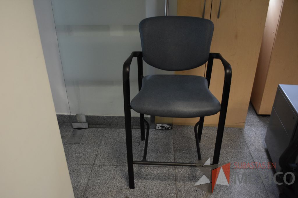 Lote 044 - Silla operativa con descansa brazos fijos, 5 sillas de visita apilable de cuatro patas y 3 sillas altas - Imagen 14