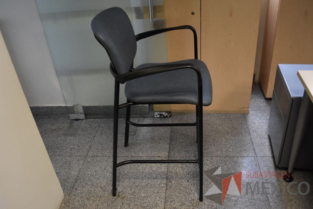 Lote 044 - Silla operativa con descansa brazos fijos, 5 sillas de visita apilable de cuatro patas y 3 sillas altas - Imagen 19