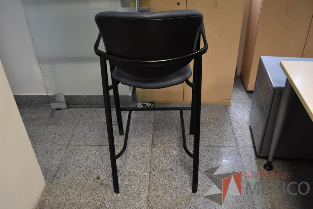 Lote 044 - Silla operativa con descansa brazos fijos, 5 sillas de visita apilable de cuatro patas y 3 sillas altas - Imagen 20