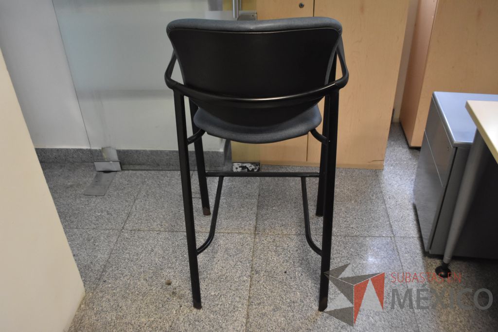Lote 044 - Silla operativa con descansa brazos fijos, 5 sillas de visita apilable de cuatro patas y 3 sillas altas - Imagen 9