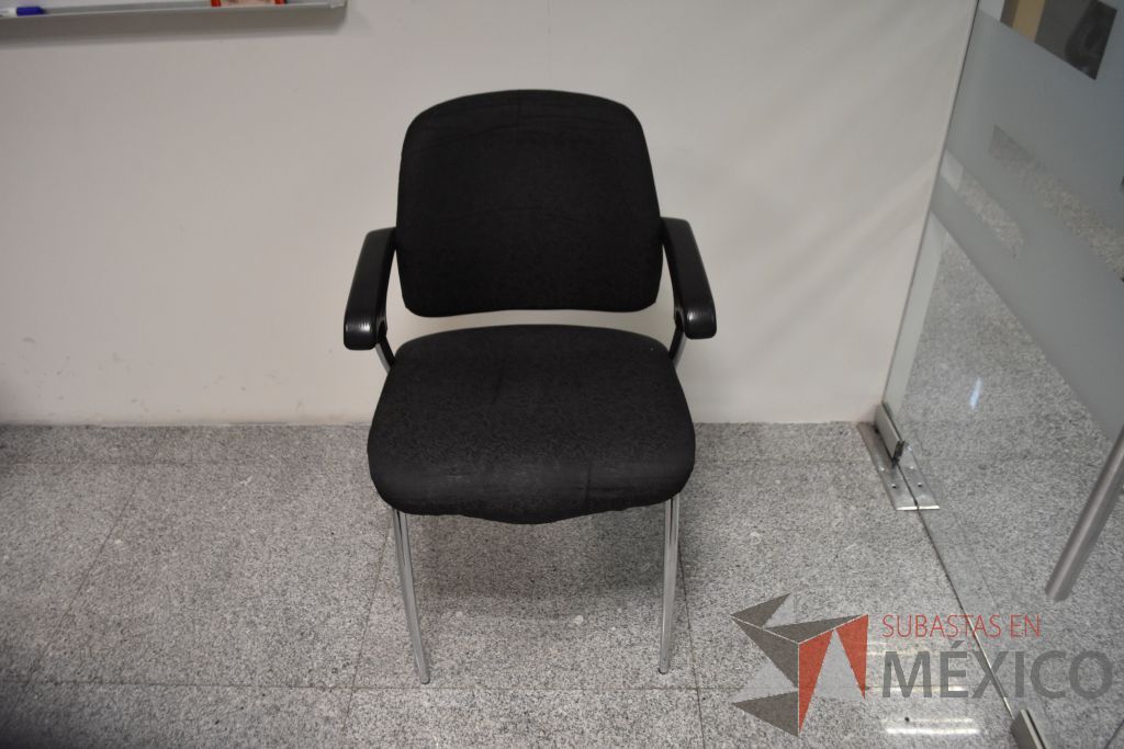 Lote 047 - 11 Sillas de visita con cuatro patas metálicas, descansabrazos fijos, asiento y respaldo en tela color negro.