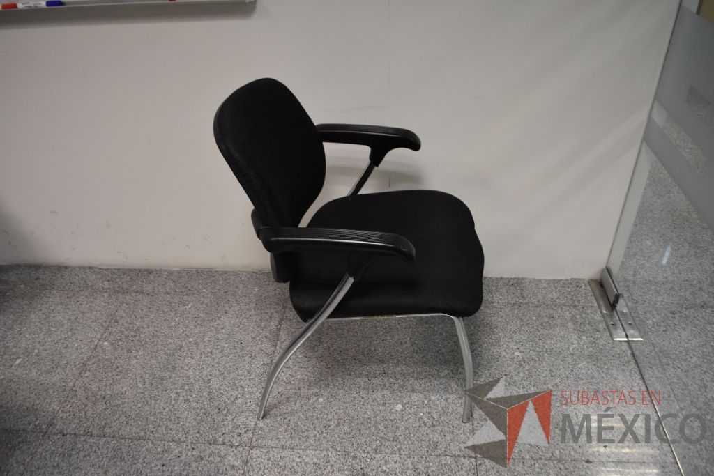 Lote 047 - 11 Sillas de visita con cuatro patas metálicas, descansabrazos fijos, asiento y respaldo en tela color negro. - Imagen 2