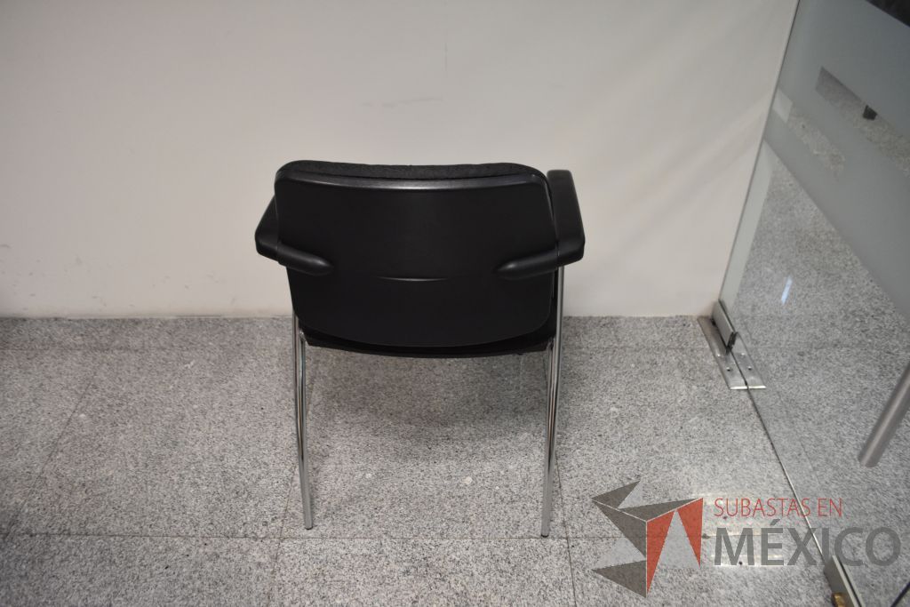 Lote 047 - 11 Sillas de visita con cuatro patas metálicas, descansabrazos fijos, asiento y respaldo en tela color negro. - Imagen 3