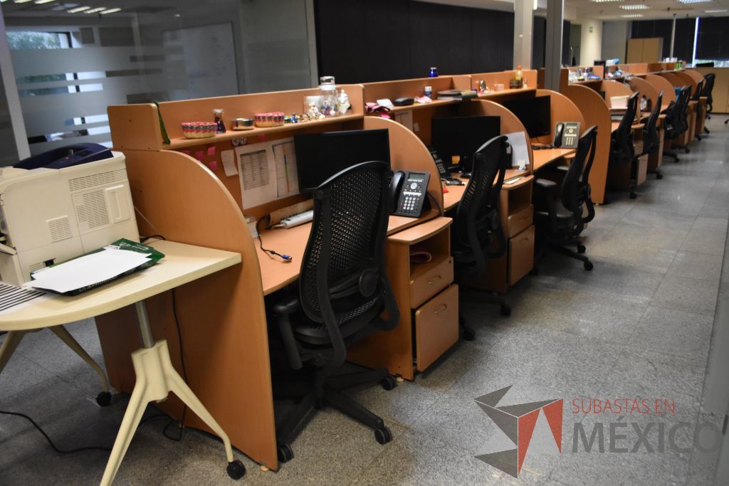 Lote 048 - Estación de trabajo para 6 personas y mesa de apoyo con ruedas, base metálica - Imagen 2